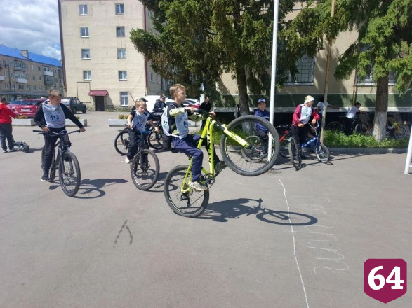 Под Саратовом велосипедист проехал полкилометра на заднем колесе и получил приз
