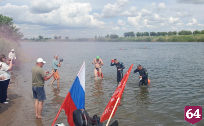 Пятеро саратовцев устроили 5-часовой заплыв на реке Малый Узень