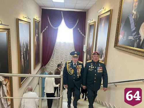 Герой России Александр Янклович поздравил с Днем Победы ветерана, проживающую в Энгельсском доме-интернате
